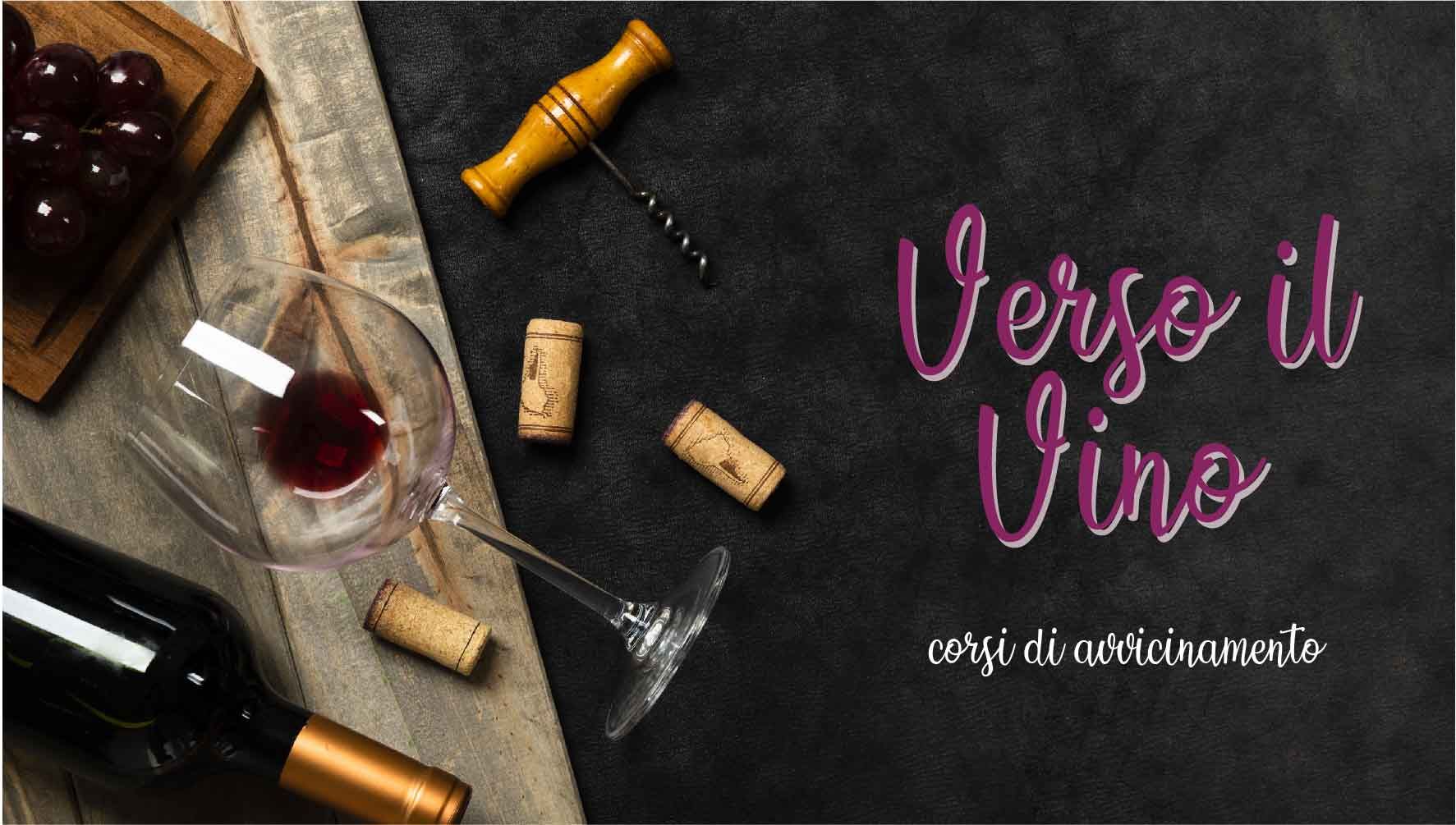 Bottiglia, bicchiere, tappi, cavatappi e uva stese su un tavolo con a fianco la scritta "Verso il Vino corsi di avvicinamento"