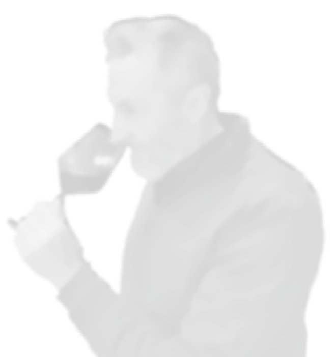 Persona che odora un bicchiere di vino durante una degustazione